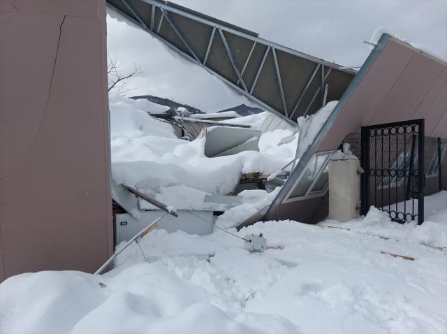 Ordu baharı beklerken beyaza büründü! Kar kalınlığı 2,5 metreyi geçti, araçlar kayıp