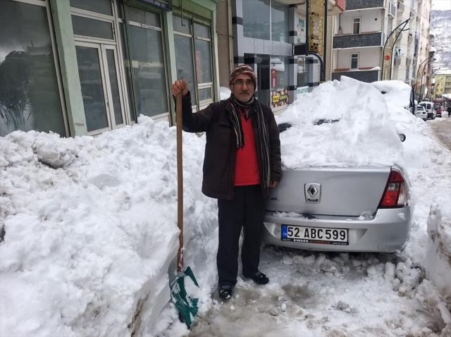 Ordu baharı beklerken beyaza büründü! Kar kalınlığı 2,5 metreyi geçti, araçlar kayıp