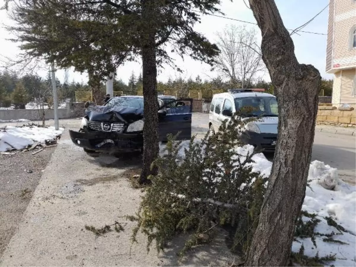 Otomobille polisten kaçarken, ağaca çarpıp yaralandı