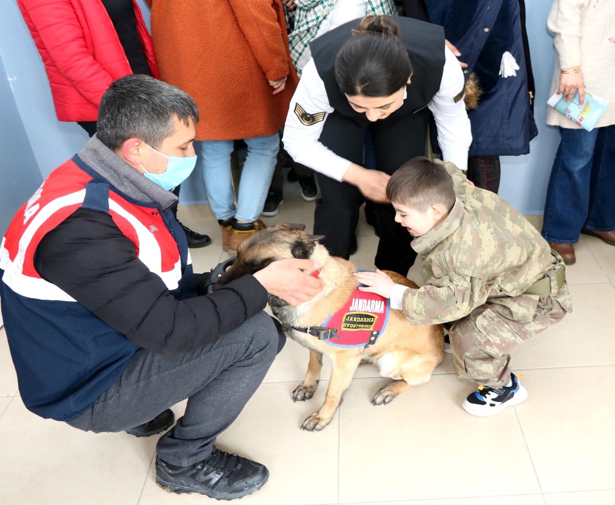Özel gereksinimli çocuklar jandarma narkotik köpeği \'Tobik\'i çok sevdiler