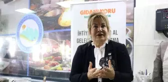 Protokol bu kez yemek pişirmek için kolları sıvadı.
