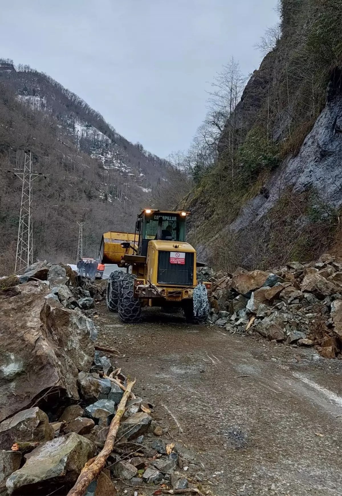 Rize\'de heyelan nedeniyle Pazar-Hemşin yolu trafiğe kapandı