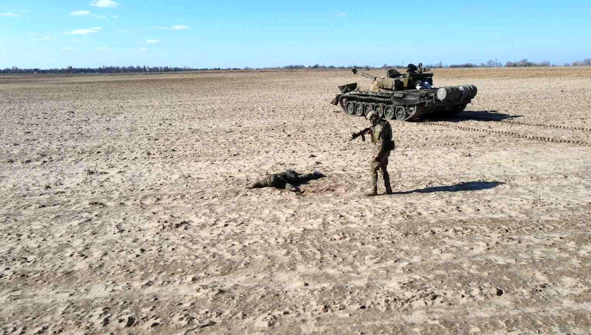 Son dakika haberleri! Rus askeri para ödülü karşılığında tankıyla beraber Ukrayna\'ya teslim oldu