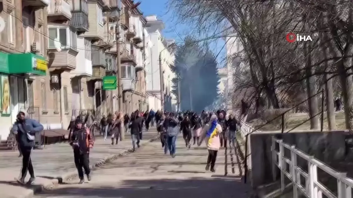 Rus askerleri Herson'da protestoculara ateş açtı