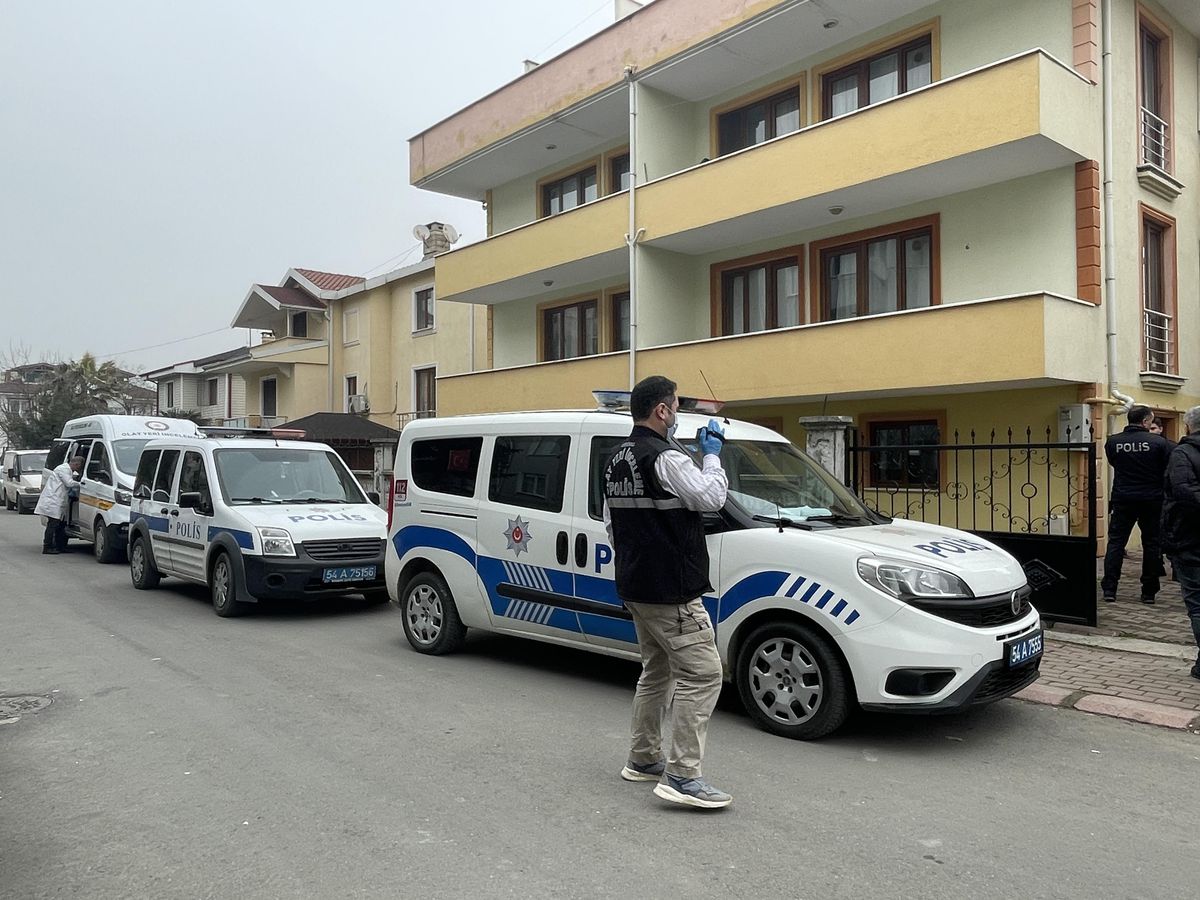Sakarya\'da silahla başından vurulmuş halde bulunan genç öldü