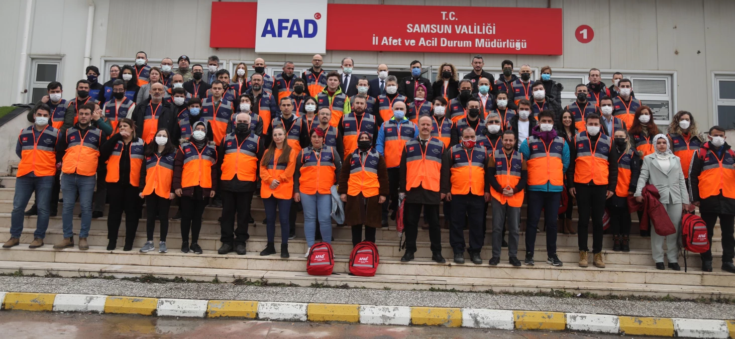 Samsun\'da eğitimlerini tamamlayan AFAD gönüllülerine sertifikaları verildi