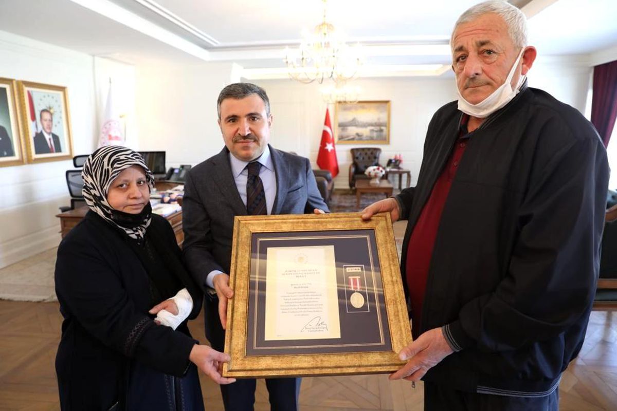 Son dakika haberi... Şehit ailesine Devlet Övünç Madalyası verildi