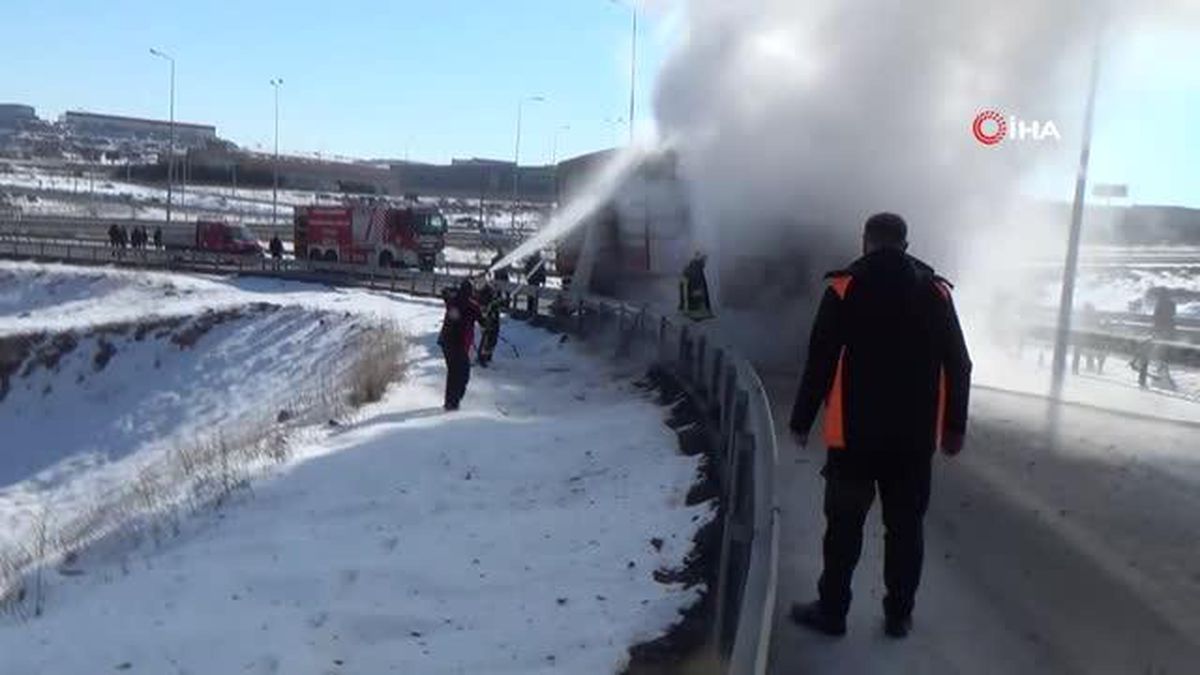 Seyir halindeki yatak ve ahşap yüklü tır yandı