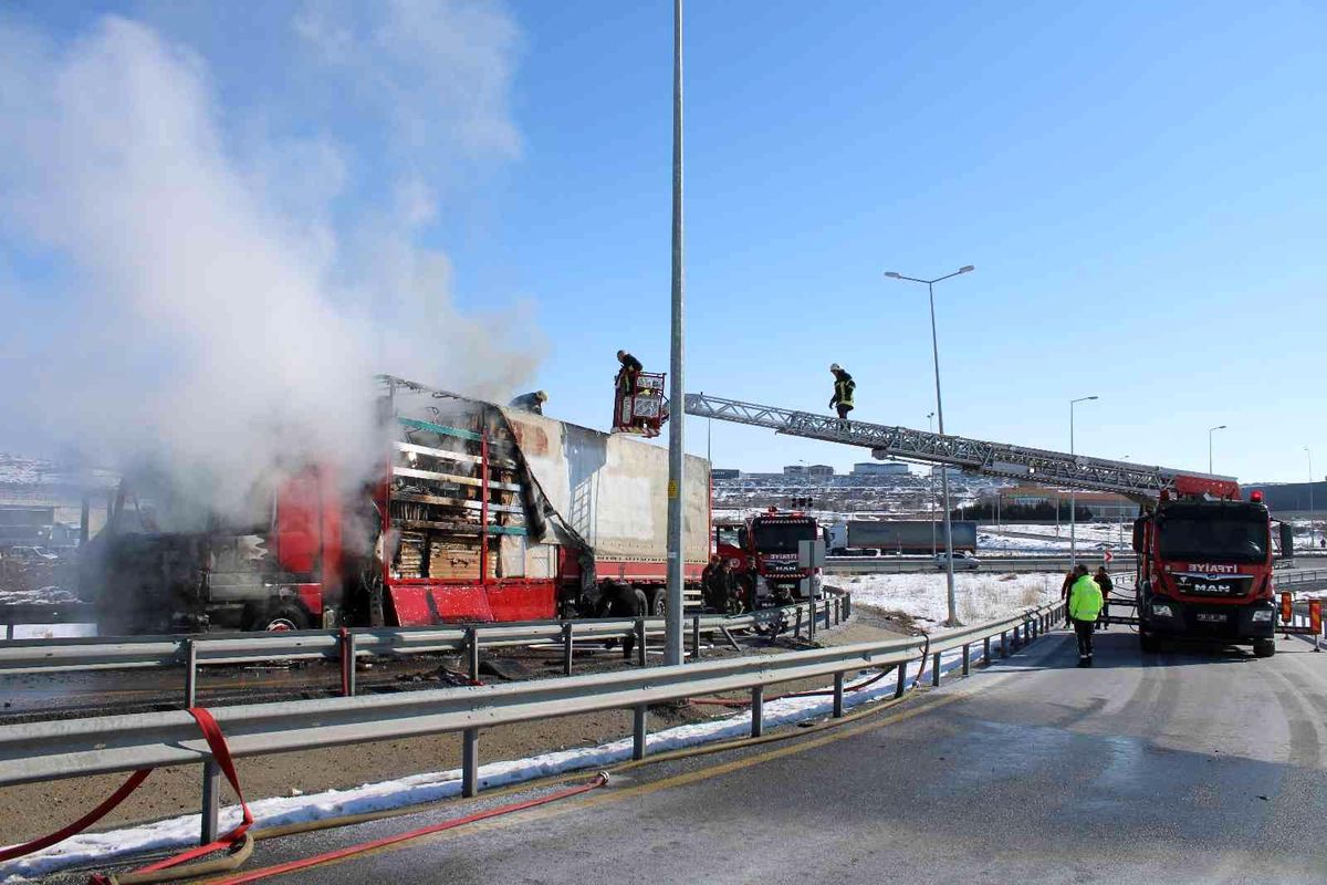 Seyir halindeki yatak yüklü tır yandı