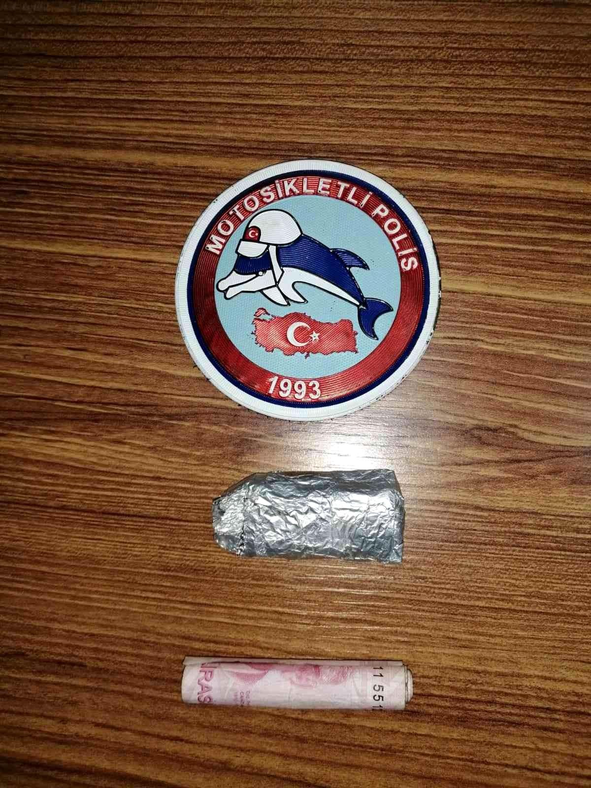 Siirt\'te apartmanın bodrum katında yakalanan şahıslar üzerinde uyuşturucu ele geçirildi