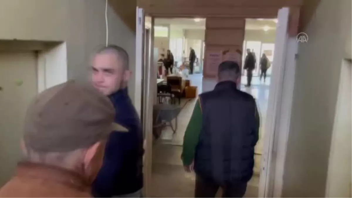 Siren sesi duyan Ukraynalılar sığınağa indi