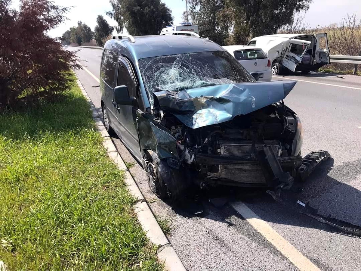 Söke\'de yol kenarında duran araca çarptı: 2 yaralı