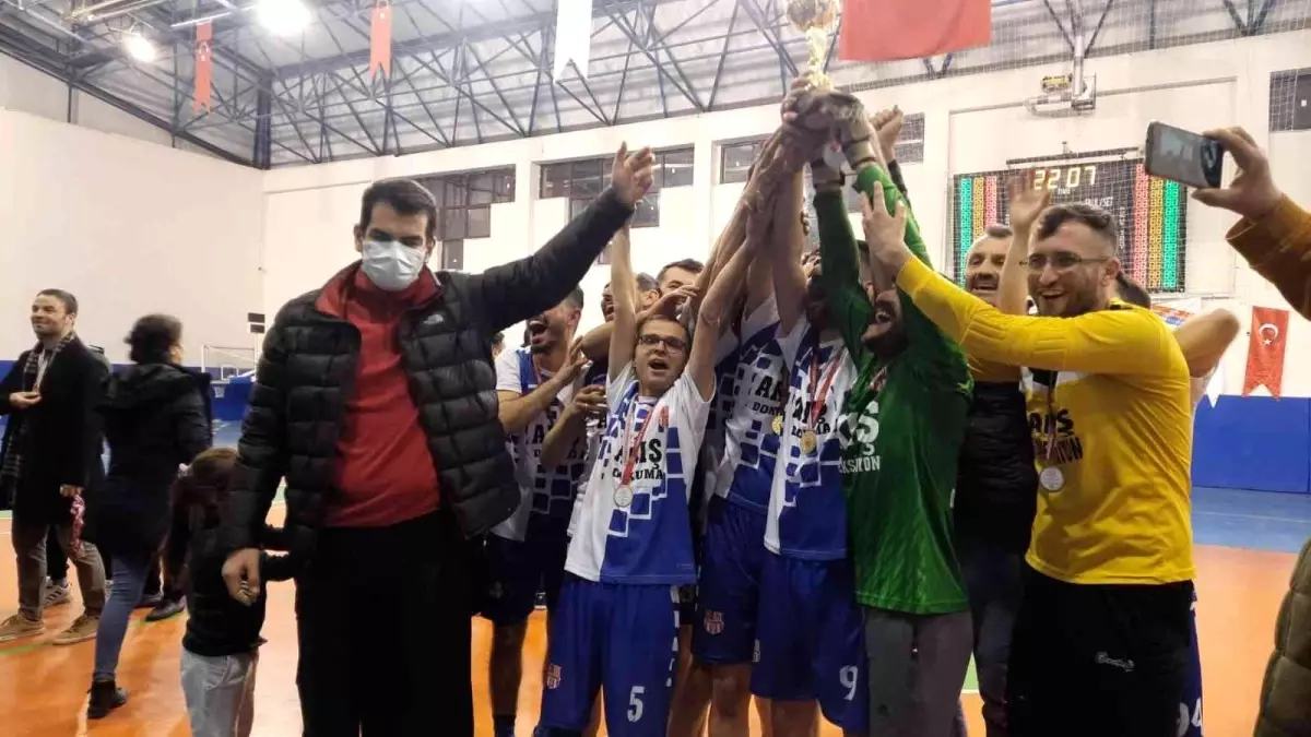 Tavas\'ta futsal turnuvasında kupayı Akyarspor kazandı