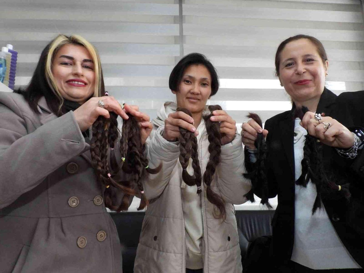 Tekvandocu ev hanımları kanserle mücadele için saçlarını bağışladı