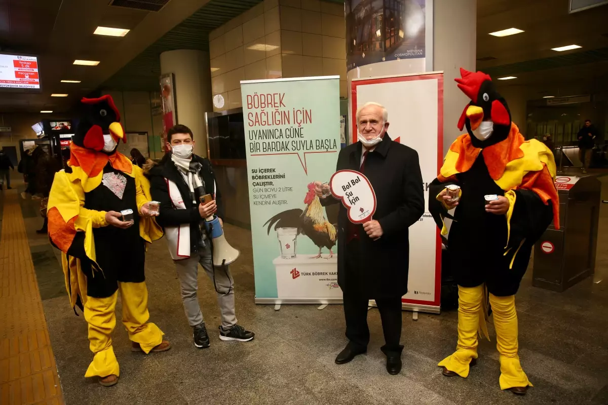 Türk Böbrek Vakfı, farkındalık için metroda su dağıttı