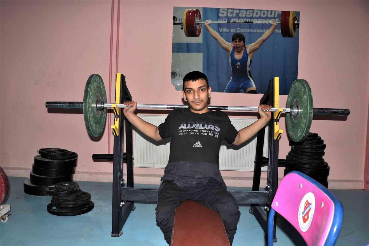 Üç haftalık antrenmanla Türkiye ikincisi olan Umut, engelini sporla aşıyor