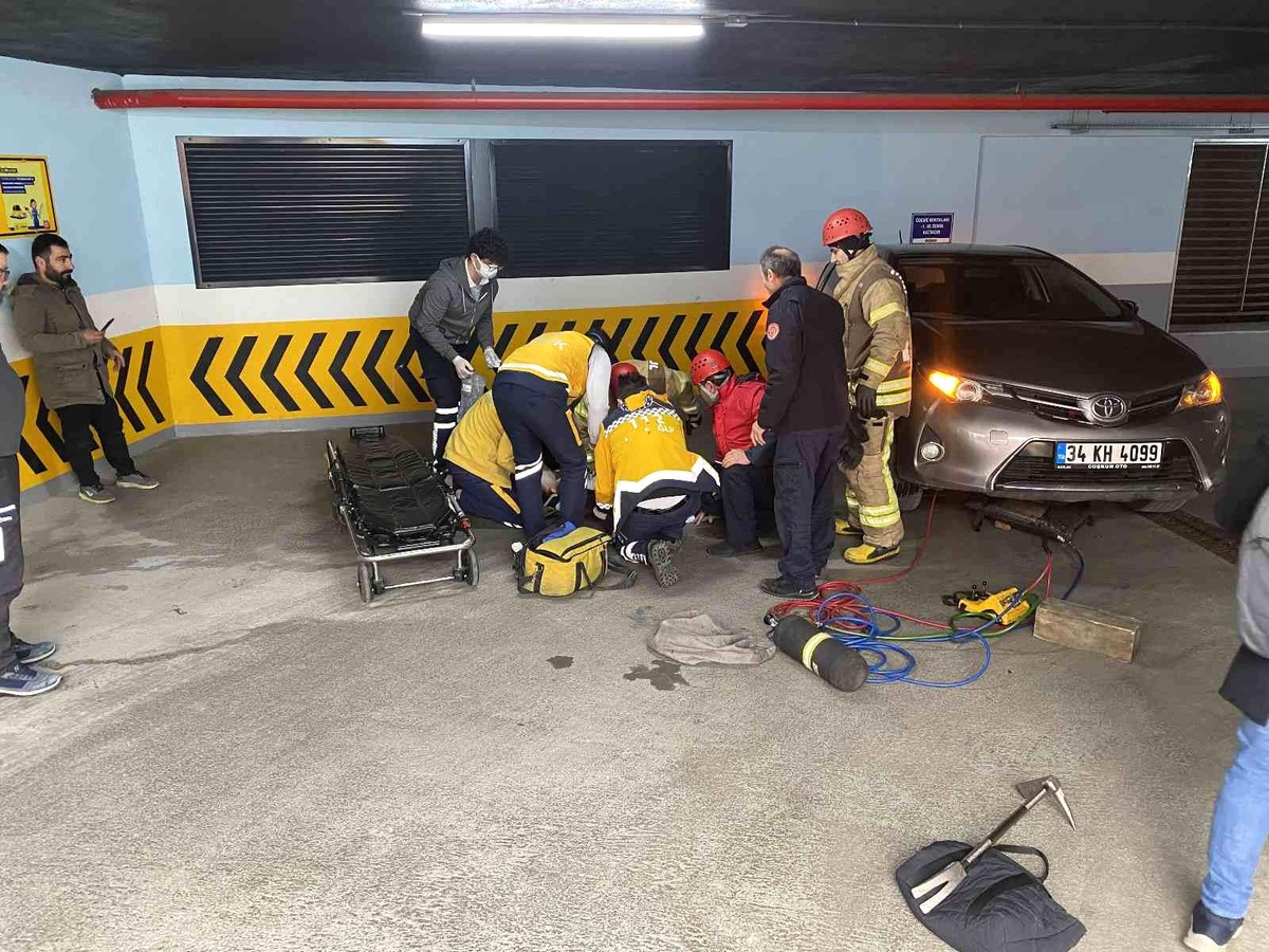 Ümraniye\'de el freni çekmeyi unutan kadın sürücü, sürüklenen otomobilinin altında kaldı