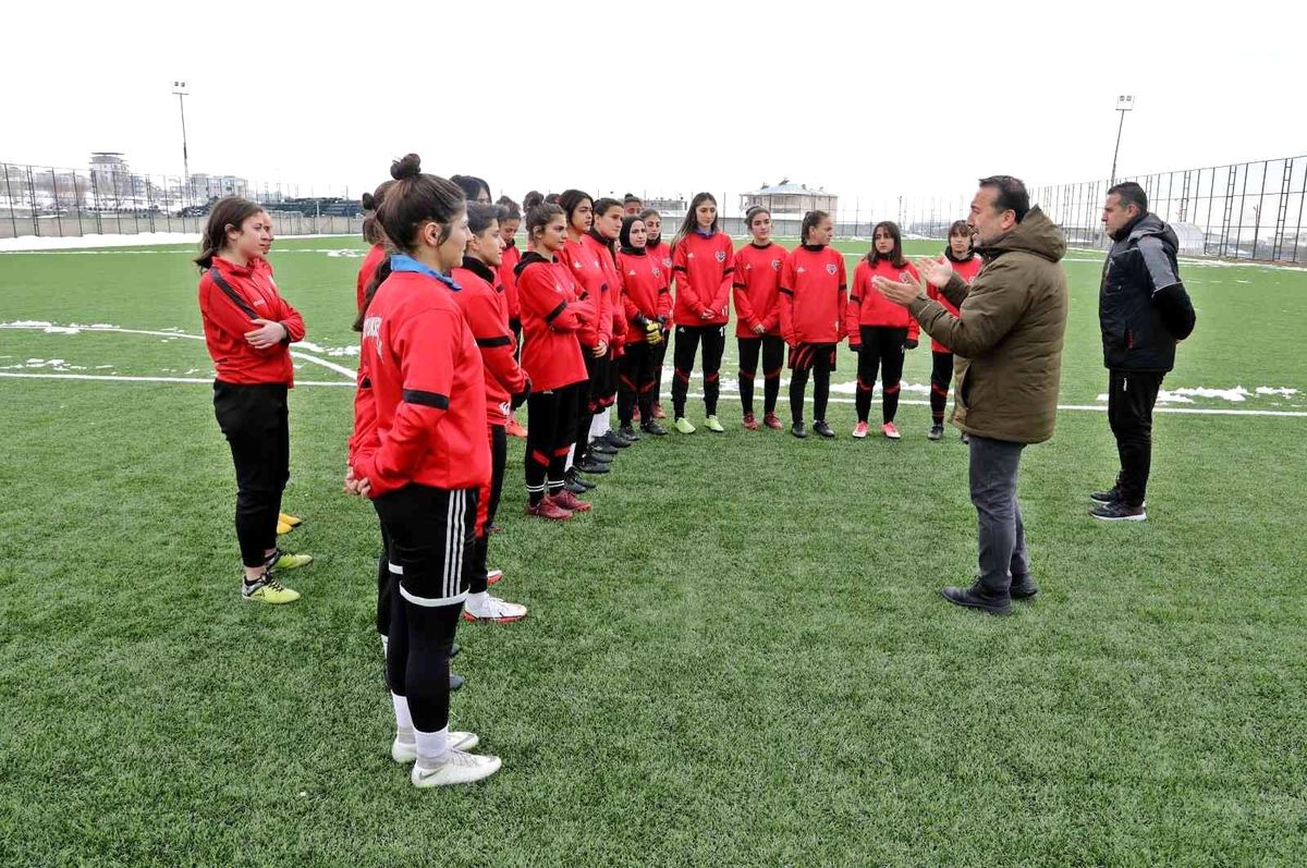 Van Büyükşehir Belediyesi Kadın Futbol Takımı ilk maçına hazırlanıyor