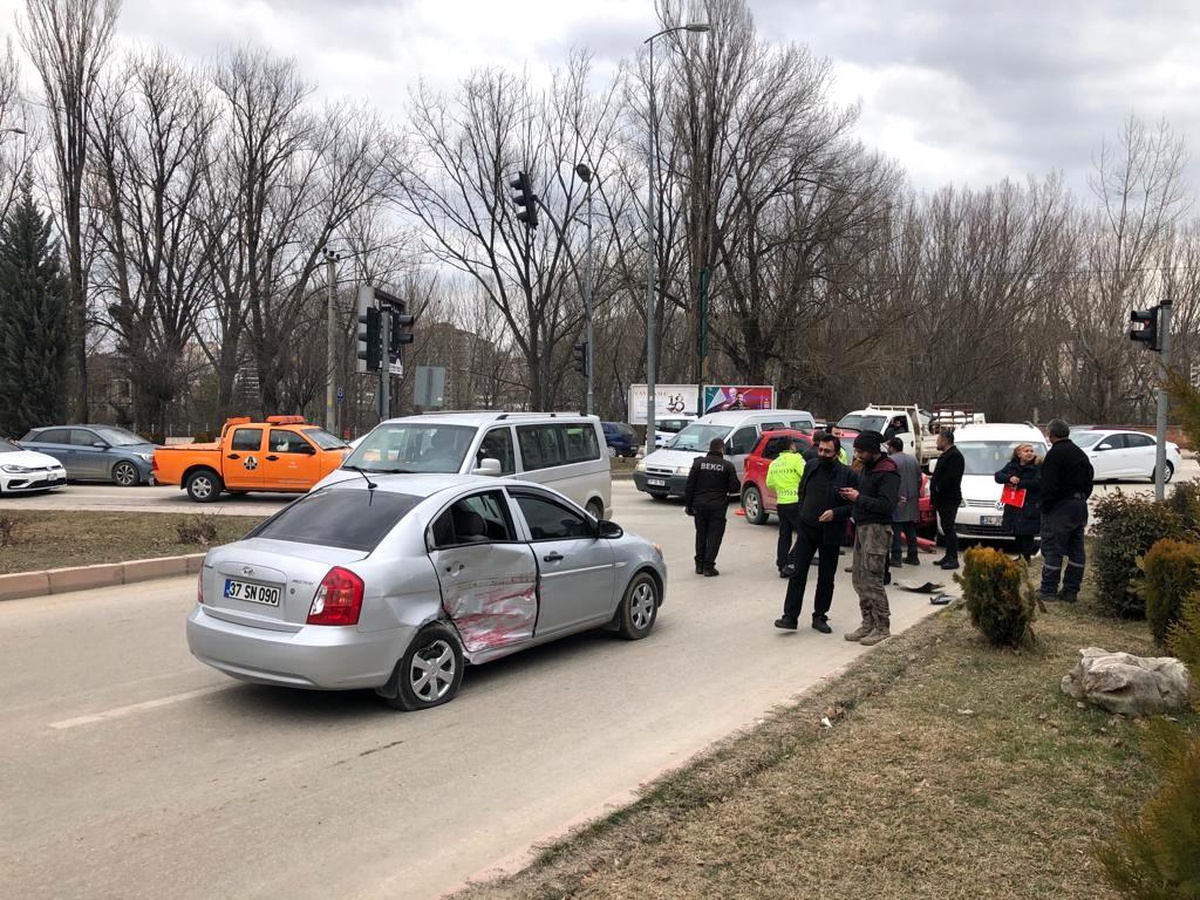3 otomobil kavşakta çarpıştı: 1 yaralı