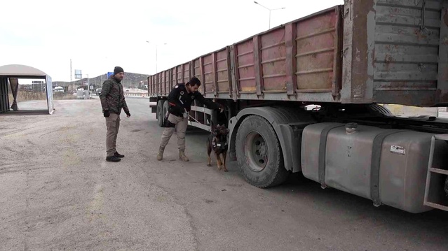 43 ilin geçiş güzergahında sıkı denetim: Narkotik köpeği 'Adam' didik didik arıyor