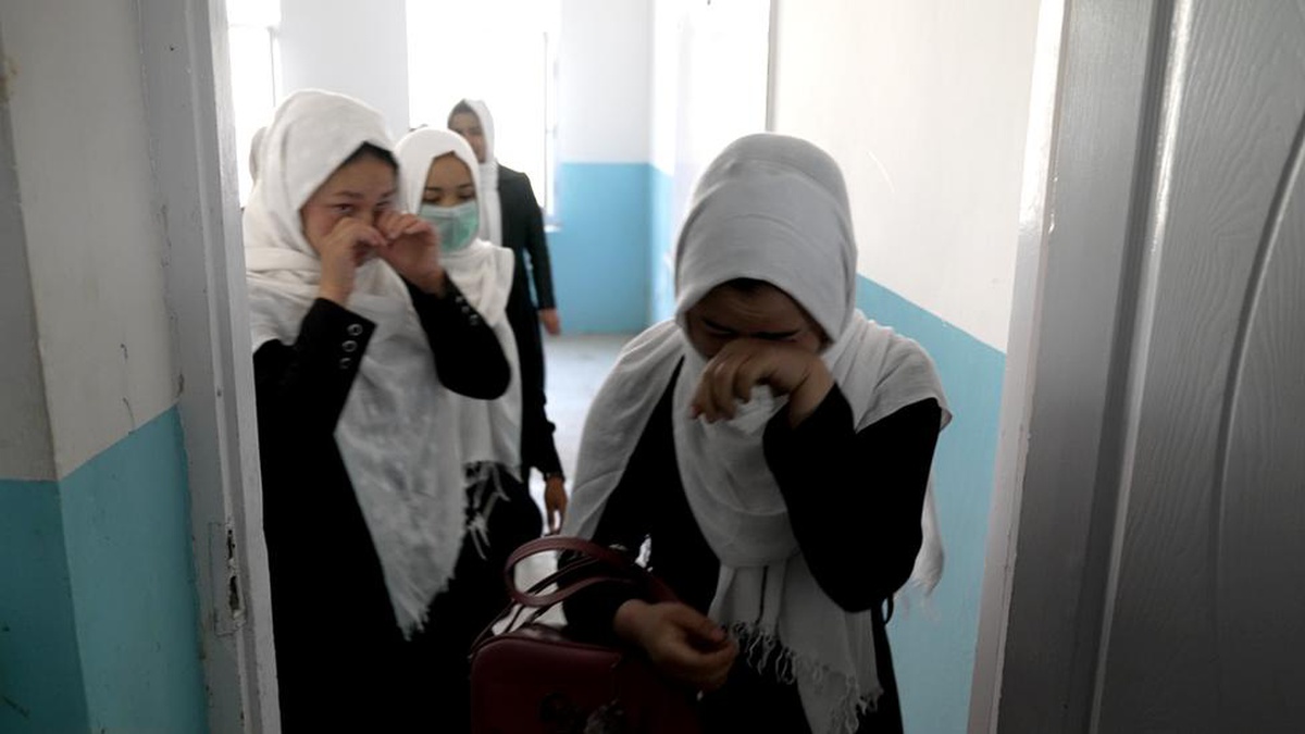 Afghanistan: Taliban yönetimi kız öğrencilerin gitti orta öğretim kurumlarını açmaktan son anda vazgeçti