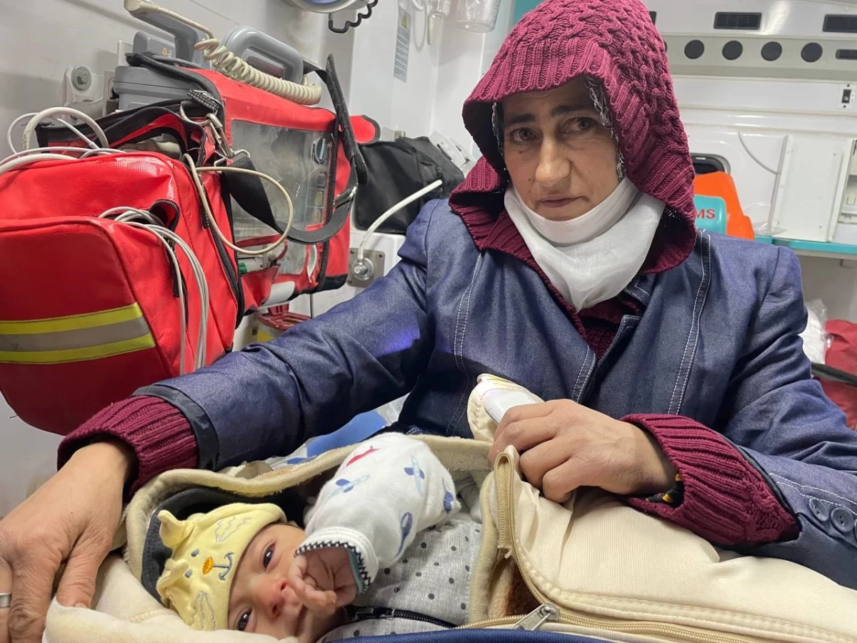 Ağrı\'da rahatsızlanan bebek yolu kapalı köyden paletli ambulansla alındı