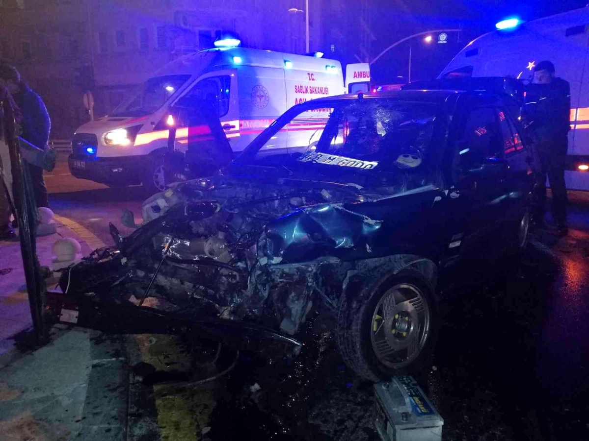 Alkollü sürücü belediye otobüsüne çarptı: 2 yaralı