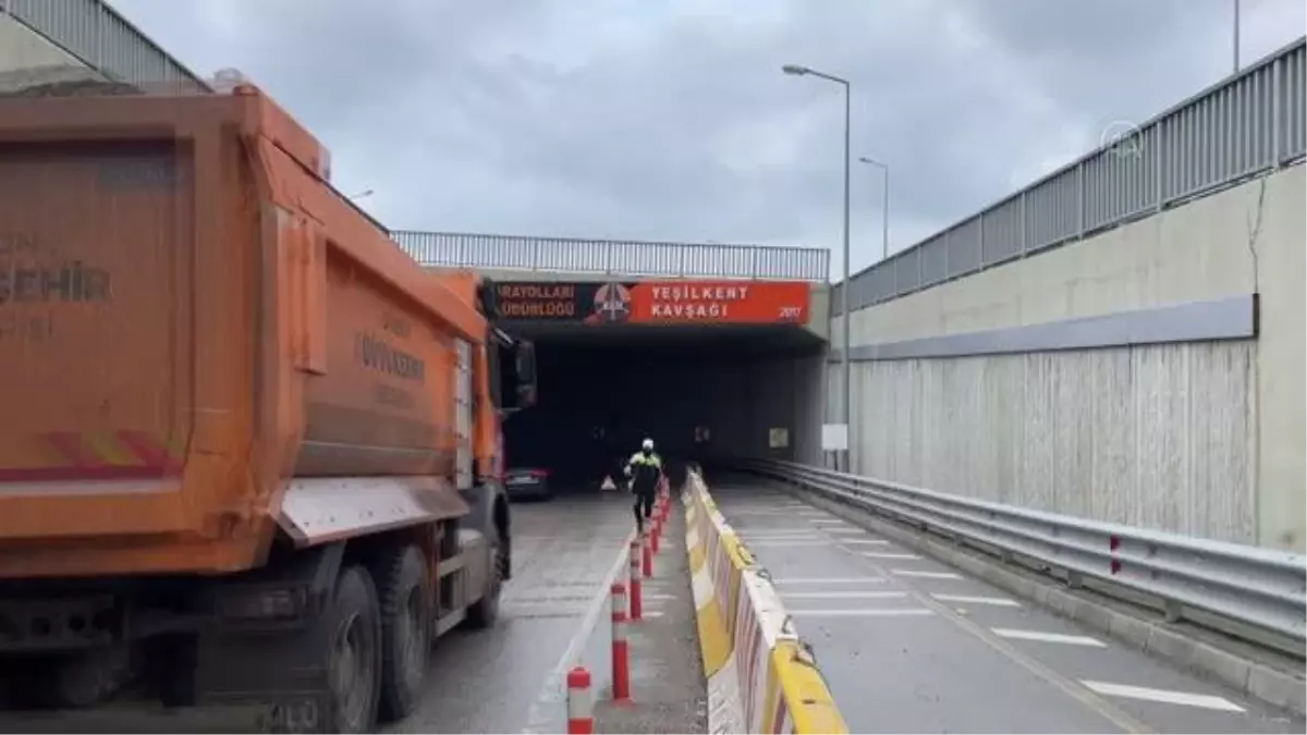 Alt geçitte beton bariyere çarpan otomobildeki 2 kişi yaralandı