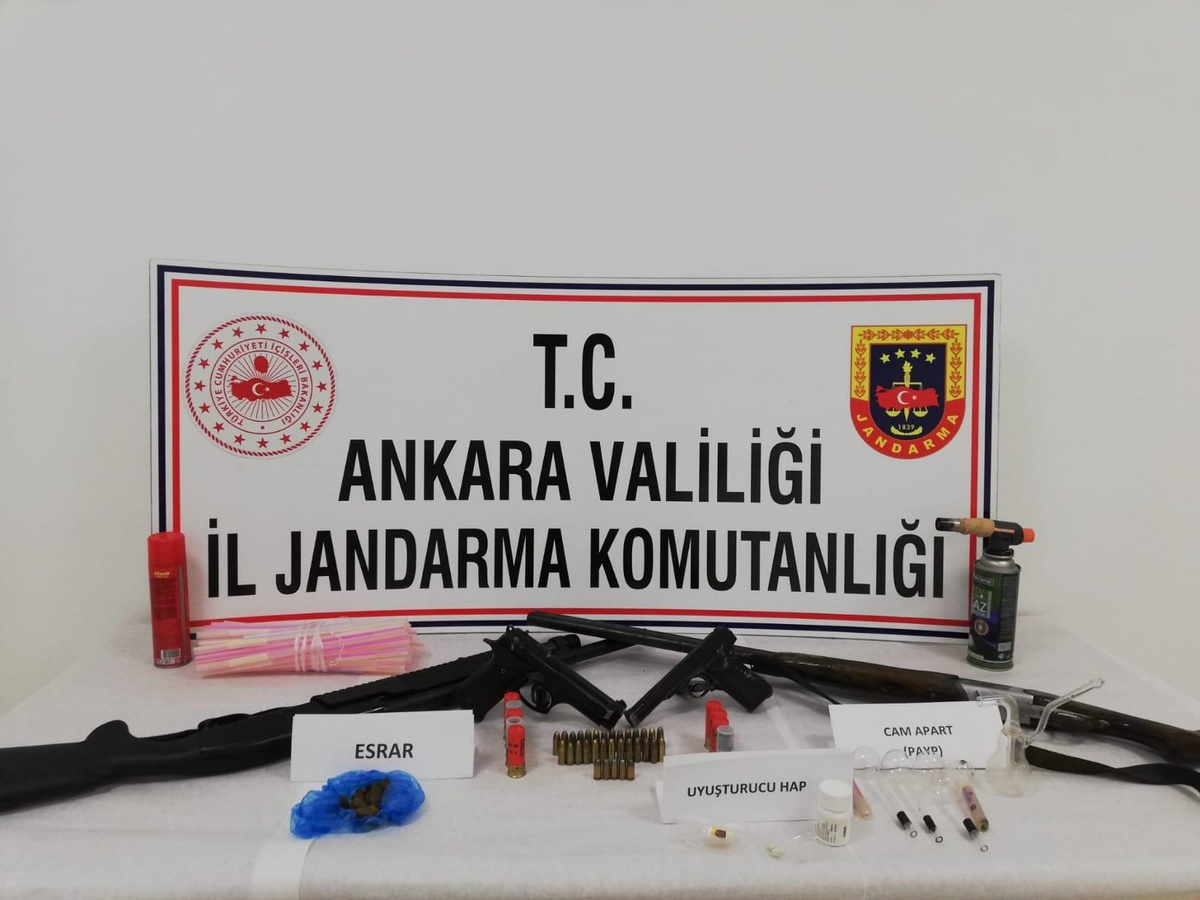 Ankara\'da uyuşturucu satıcıları jandarmanın takibi sonucu yakalandı