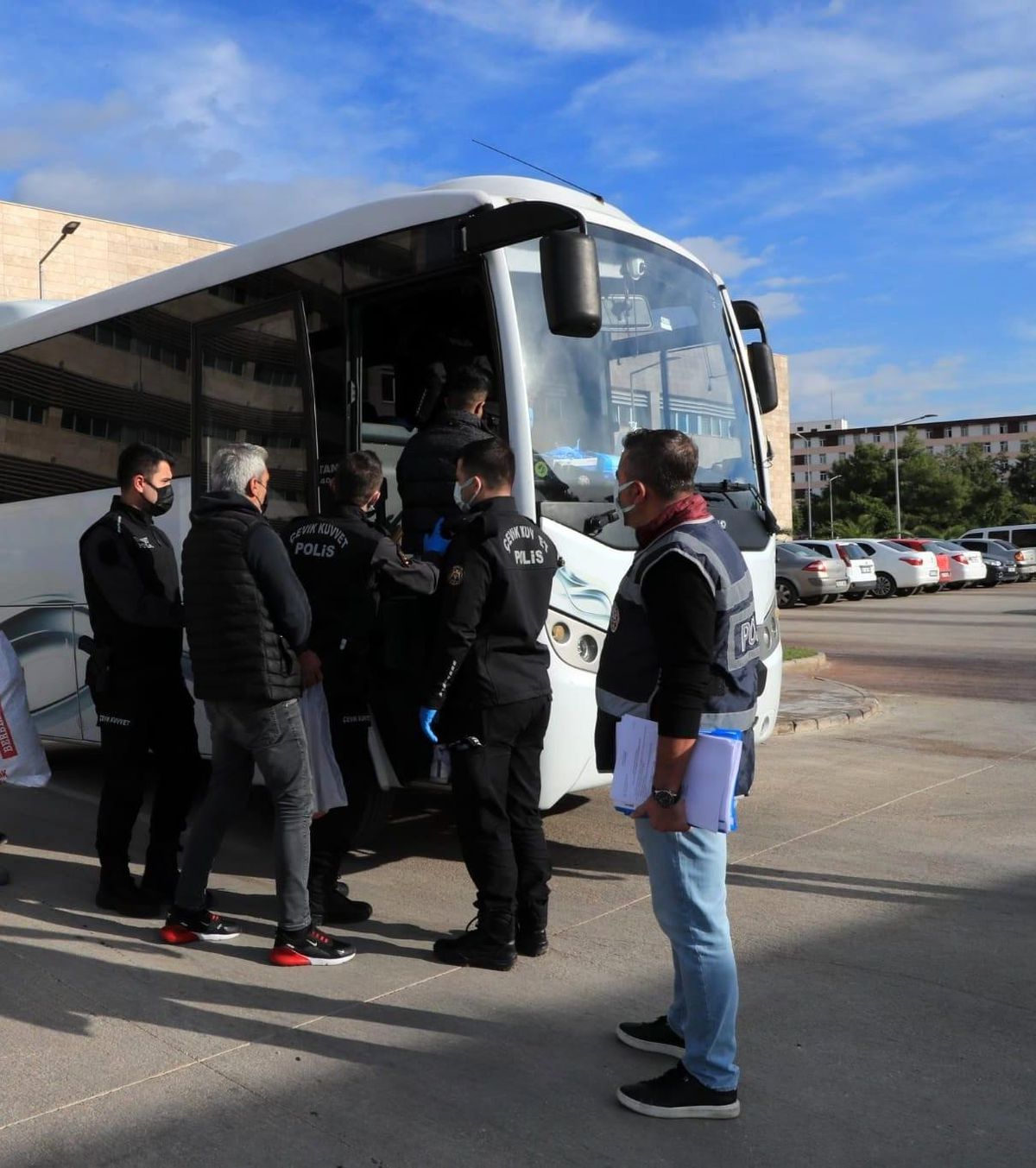 Antalya\'da çeşitli suçlardan aranan 62 şahıs yakalandı