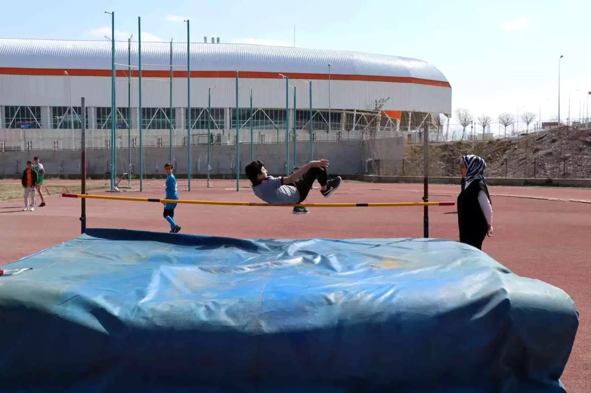 Atletler il birincisi olmak için ter döktü