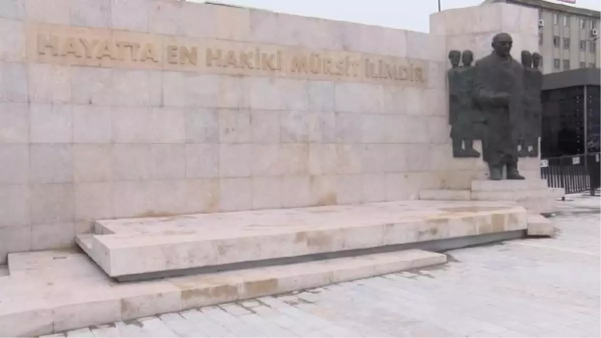 BAĞCILAR MEYDANI\'NDAKİ ATATÜRK ANITI\'NDA \'BENZERLİK\' TARTIŞMASI