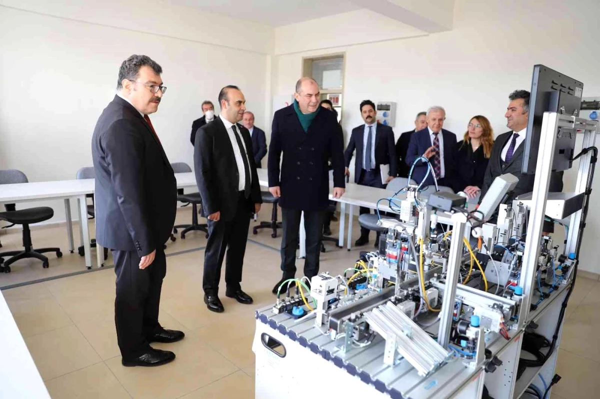 Bakan Yardımcısı Kacır, Eskişehir Model Fabrika\'yı ziyaret etti