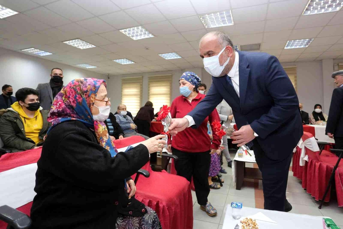 Başkan Sandıkçı: "Yaşlılara saygı bir gün değil, bir ömür olmalı"