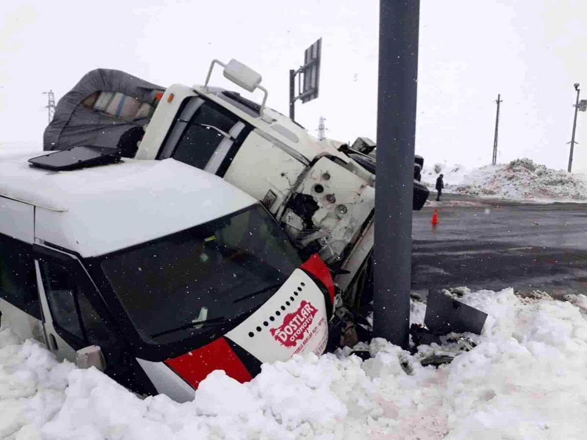 Bingöl\'de minibüs ile kamyon çarpıştı: 4 yaralı