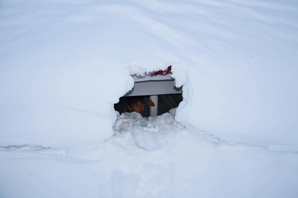 Bingöl Karlıova\'da kar evlerin boyuna ulaştı