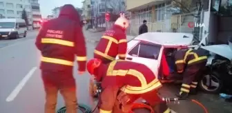 Bu otomobilden sağ çıktılar... Aydınlatma direğine çarpan araç parçalandı: 2 yaralı