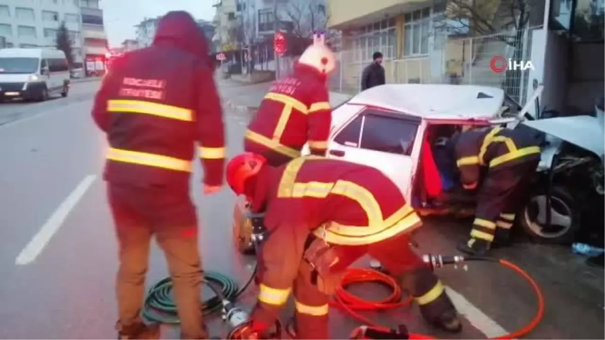 Bu otomobilden sağ çıktılar... Aydınlatma direğine çarpan araç parçalandı: 2 yaralı