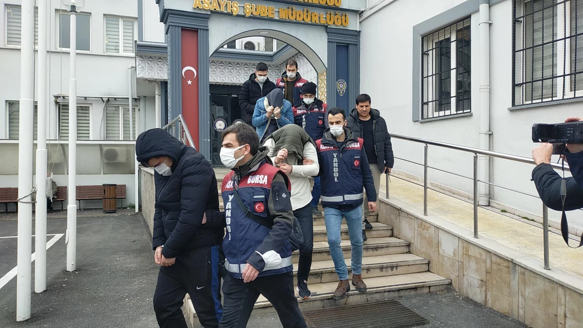 Bursa\'da bir kişinin parasını dolandıran 5 şüpheli tutuklandı