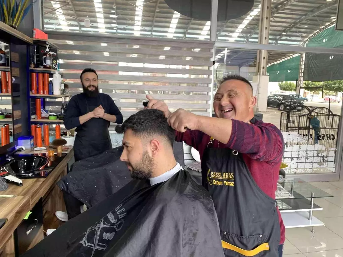 Down sendromlu Erdem, 13 yıldır berberlik yapıyor