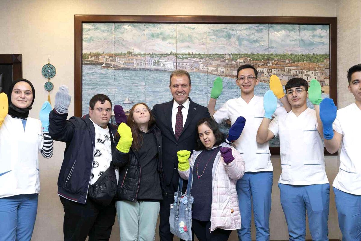 Down sendromuna renkli çoraplarla dikkat çektiler