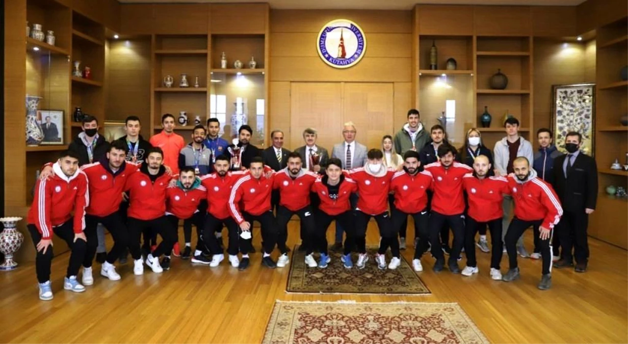 DPÜ atletizm ve futsal takımlarından Rektör Uysala\'a ziyaret