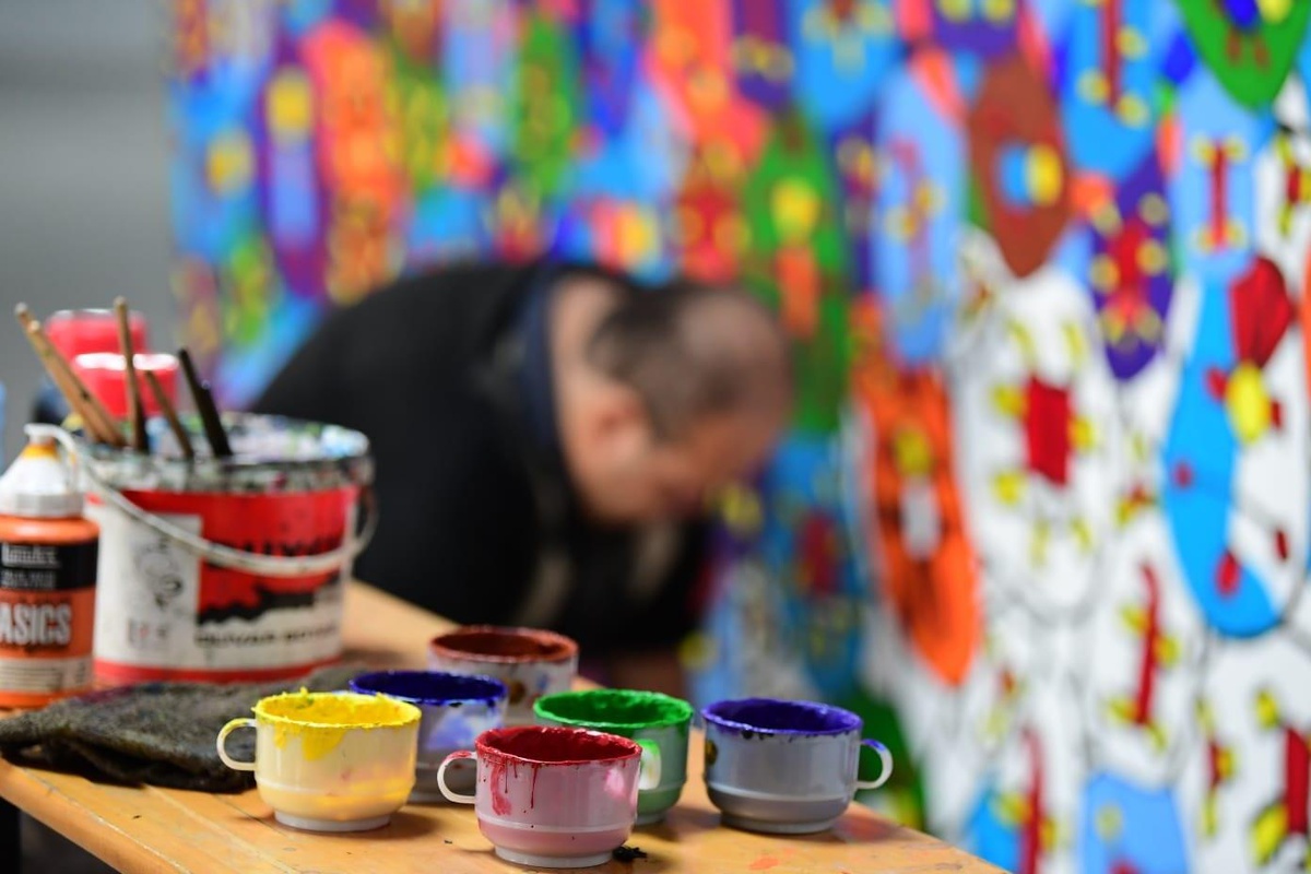 Engelli ressam, Altındağ\'ın duvarlarına renkli dünyasını yansıtıyor