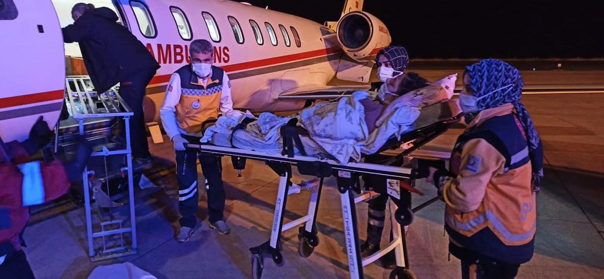 Hatay\'da ambulans uçak beyninde tümör bulunan kadın için havalandı