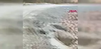 Irmağa düşen yaralı karacayı kurtarıp, omzunda taşıdı