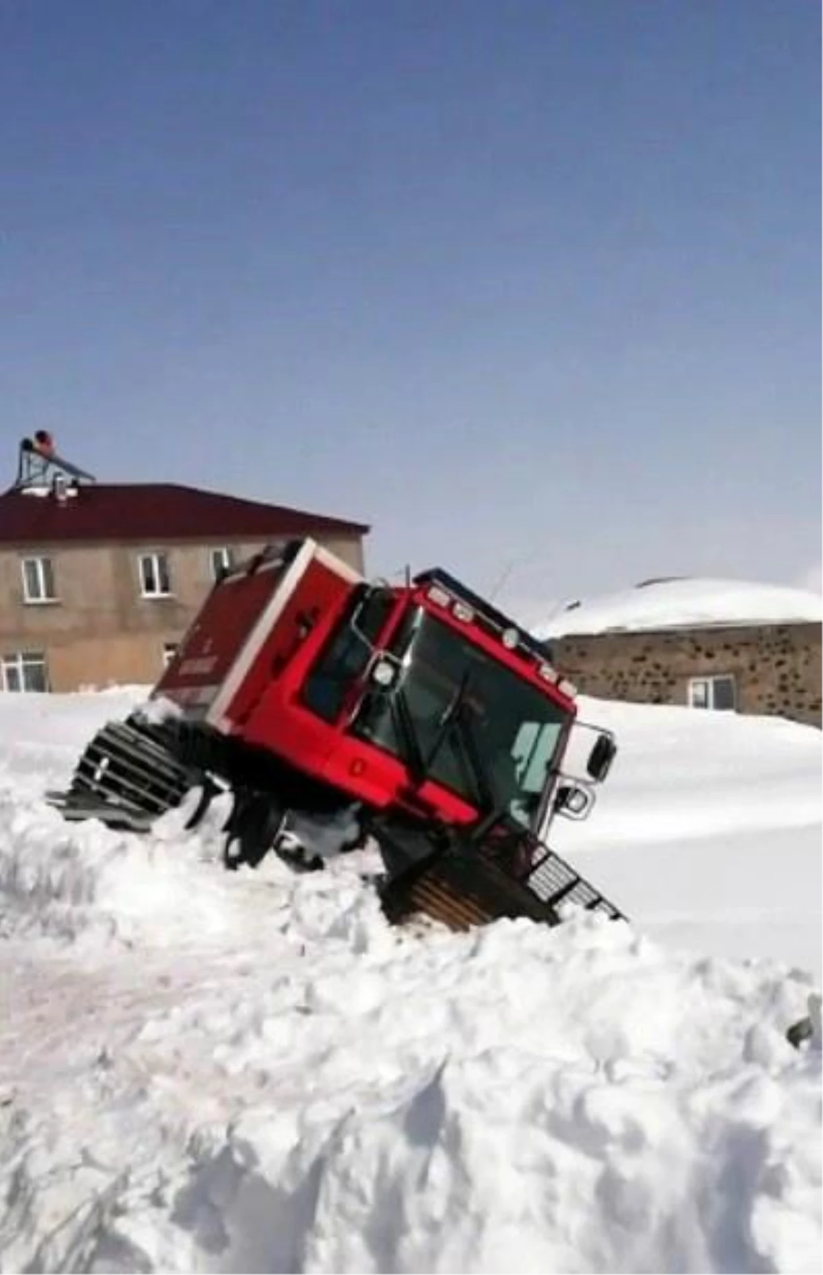 Son dakika haber... Kars\'ta paletli ambulans yan yattı