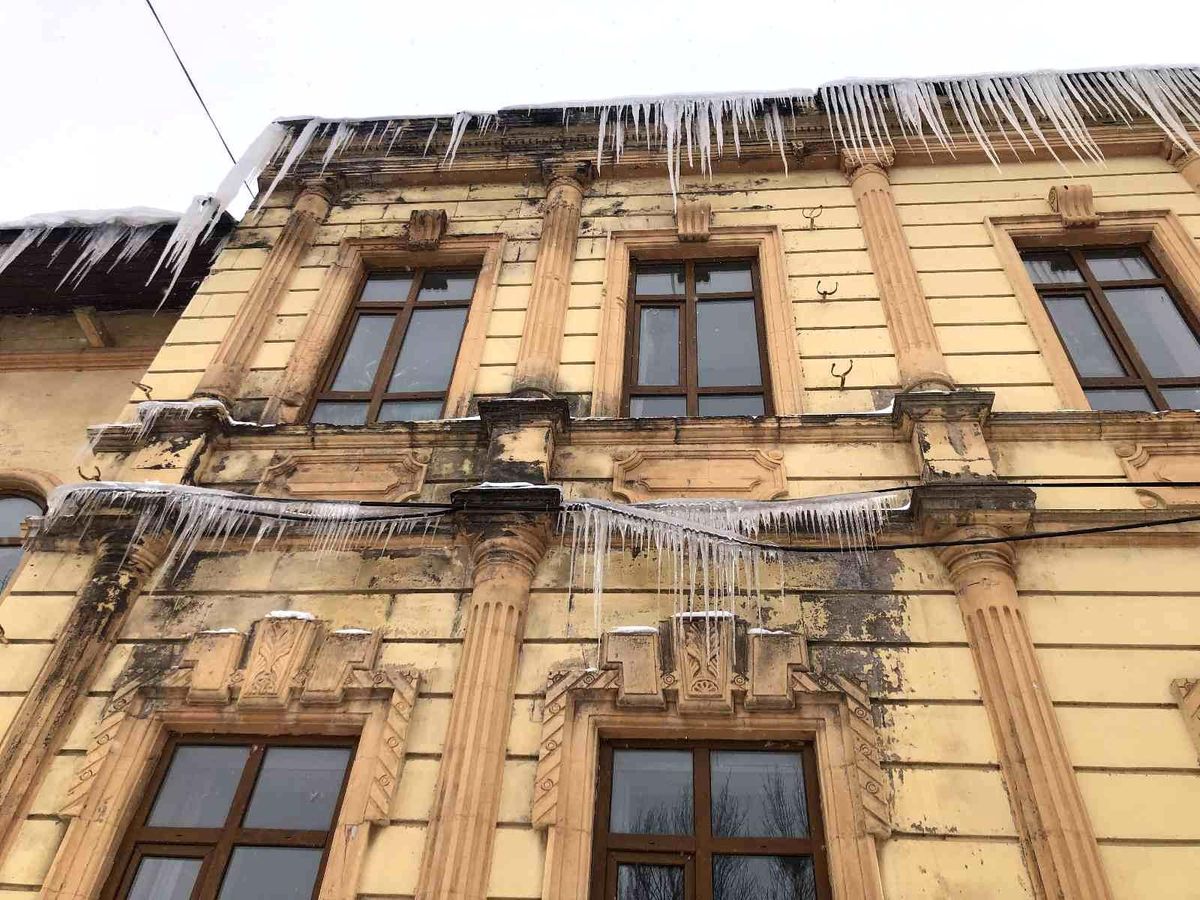 Kars\'ta tarihi binadaki buz sarkıtları tehlike saçıyor