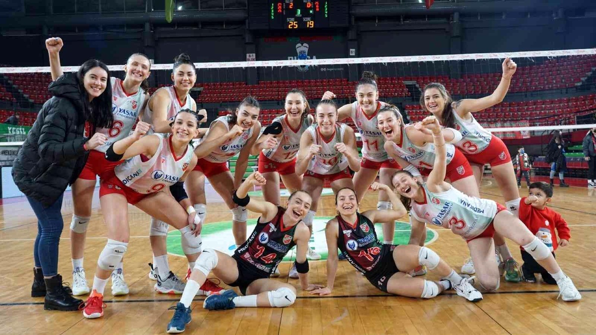 Karşıyaka Kadın Voleybol, Edremit Belediyesi Altınolukspor\'u yendi