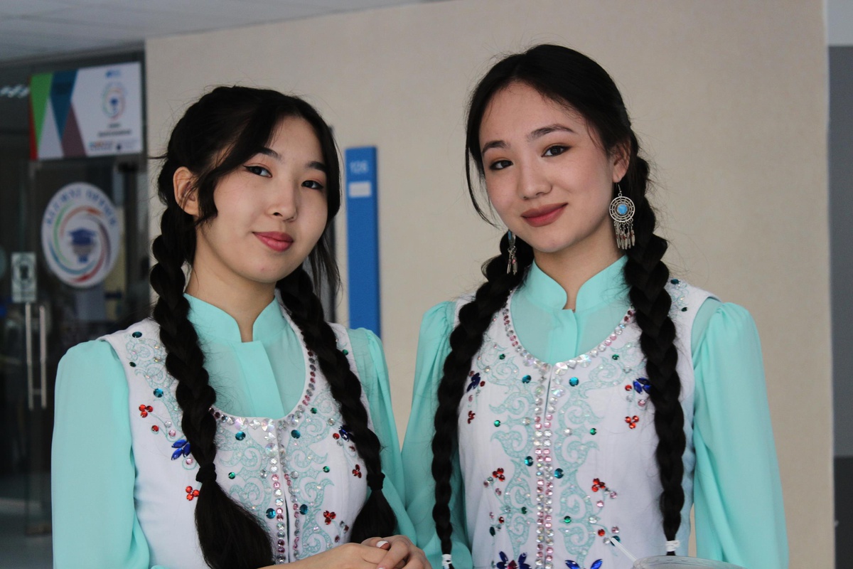 Son dakika haberi... Kazakistan\'da Nevruz dolayısıyla öğrenciler üniversiteye milli kıyafetlerle gidiyor