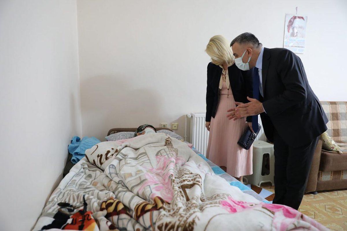 Kırklareli Valisi Bilgin 102 yaşındaki Fatma Kılıçarslan'ı ziyaret etti